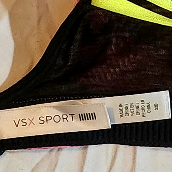 Victoria's Secret VSX Sport Bra, Size 32D - Picture 4 of 5